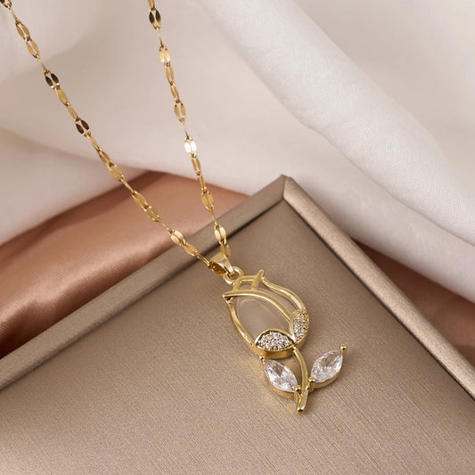 GARGANTILHA ROSA CRAVEJADA BANHADA EM OURO 18K
