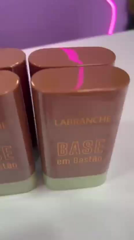 Base Cremosa em Bastão – Cobertura Leve e Efeito Pele Natural