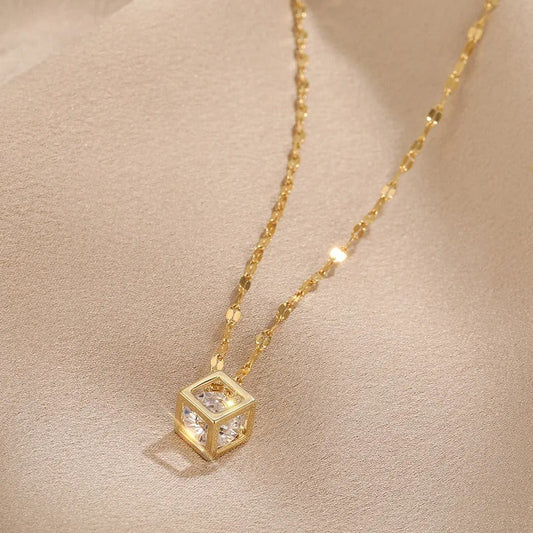 GARGANTILHA CUBO COM CRISTAL BANHADA EM OURO 18K